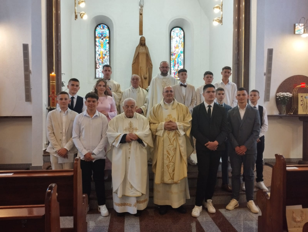 Generalni vikar don Nikola Menalo podijelio sakrament sv. krizme krizmanicima četiriju bu&scaron;koblatskih župa